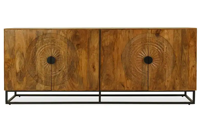 Elegante houten dressoir met mystieke spin-motief details en zwart metalen onderstel, perfect voor moderne en landelijke interieurs. Mooie natuurlijke houtafwerking en uniek design voor een statement in huis.