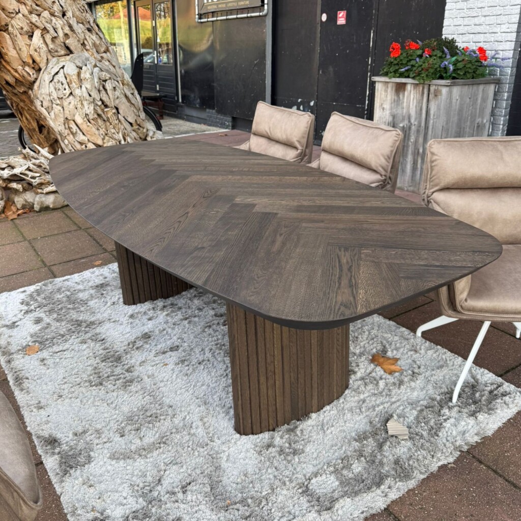 eetkamkertafel Monk Deer Brown visgraat 240x110cm Direct leverbaar