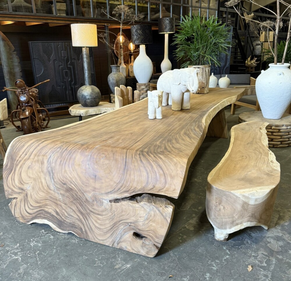 Massief houten tafel en bank set met natuurlijke houtnerven en rustieke uitstraling, perfect voor stijlvolle eetruimtes en binneninterieurs.