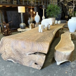Massief houten tafel en bank set met natuurlijke houtnerven en rustieke uitstraling, perfect voor stijlvolle eetruimtes en binneninterieurs.