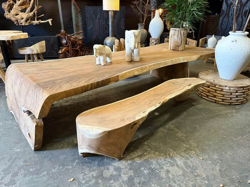 Massieve houten tafel als uniek meubelstuk met natuurlijke look van Mokana Meubelen.