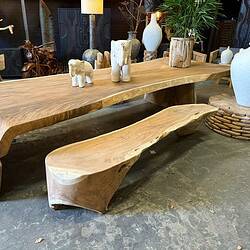 Massieve houten tafel als uniek meubelstuk met natuurlijke look van Mokana Meubelen.