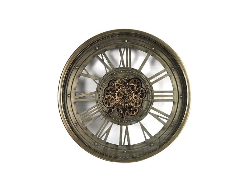 Antieke metalen wandklok met zichtbaar mechanisme en Romeinse cijfers, perfect voor stijlvolle interieurdecoratie.