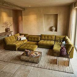 Easy Sofa Boogie Easy Sofa einem modernen Wohnzimmer, bezogen mit weichem, olivgrünem Stoff für Komfort und Stil. Perfekt für gemütliche Sitzecken und zeitgemäße Einrichtungen.