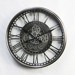 Stalen industriële wandklok met mechanische details, perfect voor stoere interieurs en sfeervolle woonruimtes.