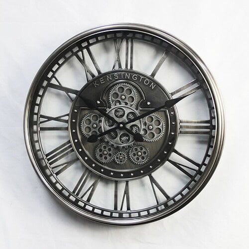 73634 Radarklok Nelson | Heb je wel eens door de ramen naar prachtig ingerichte woonkamers in Nederland gekeken? Een salontafel versierd met bloemen staat voor een gezellige en aantrekkelijke bank, daarachter zie je een eettafel voor gezellige bijeenkomsten en in de vensterbank staan smaakvolle vazen. Industrielle Wanduhr aus Stahl mit mechanischen Details, super für coole Innenräume und gemütliche Wohnbereiche.