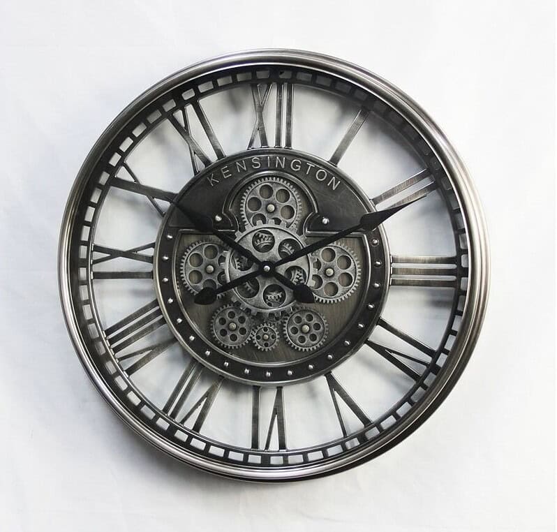 Stalen industriële wandklok met mechanische details, perfect voor stoere interieurs en sfeervolle woonruimtes.