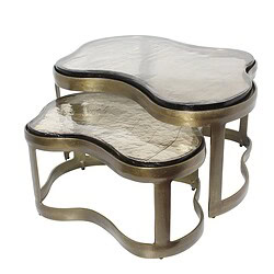 Elegante set bijzettafels met glanzende, irregular gevormde glazen bladen en metallic rand, perfect als accent voor modern en vintage interieur.