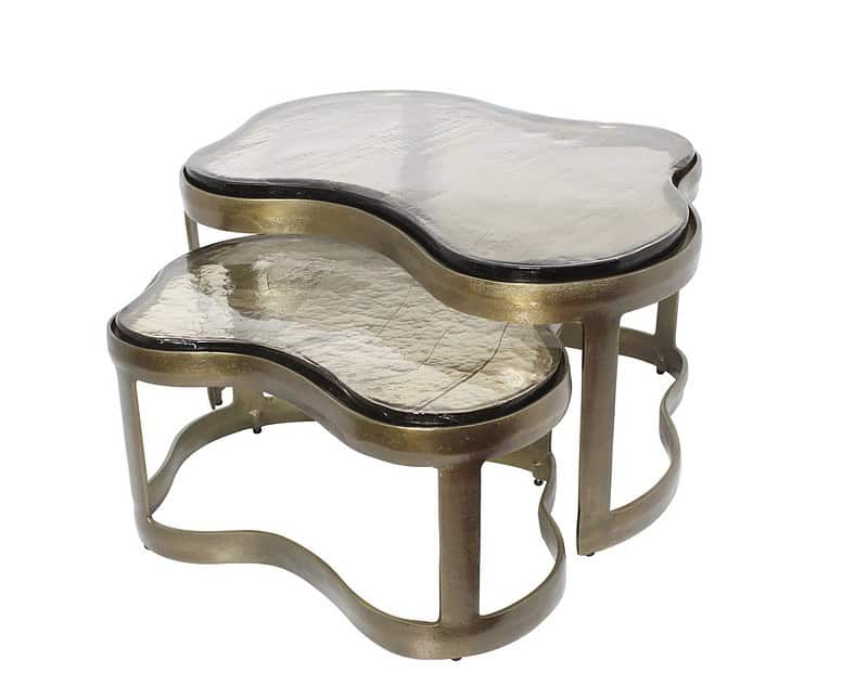 Elegante set bijzettafels met glanzende, irregular gevormde glazen bladen en metallic rand, perfect als accent voor modern en vintage interieur.
