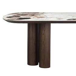 Unieke eettafel van Mokana Meubelen met een marmeren blad en robuuste houten poten, perfect voor een stijlvolle eetkamer of interieur.