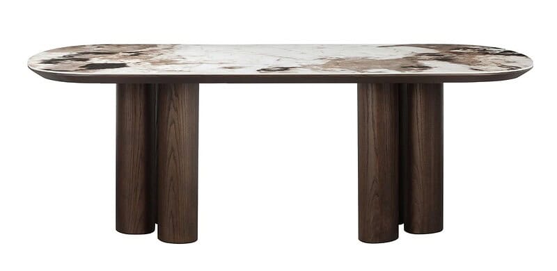 Unieke eettafel van Mokana Meubelen met een marmeren blad en robuuste houten poten, perfect voor een stijlvolle eetkamer of interieur.