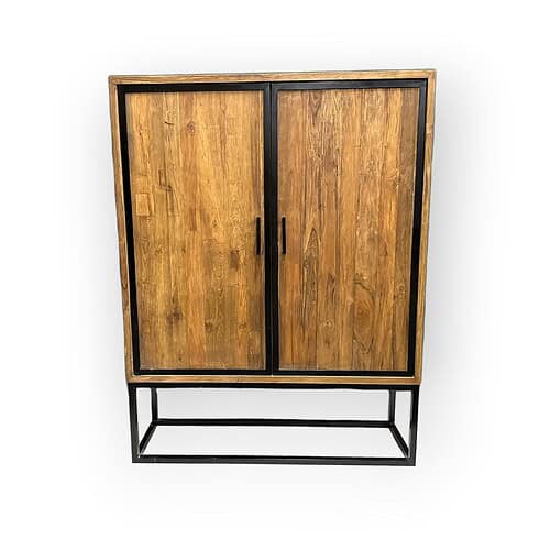 Cakri Cabinet 180 | Heb je wel eens door de ramen naar prachtig ingerichte woonkamers in Nederland gekeken? Een salontafel versierd met bloemen staat voor een gezellige en aantrekkelijke bank, daarachter zie je een eettafel voor gezellige bijeenkomsten en in de vensterbank staan smaakvolle vazen. Robuuste houten kast met zwart metalen frame, perfect voor industrieel interieur en opbergruimte. Op maat gemaakt door Mokana Meubelen, duurzame en stijlvolle meubeloplossing.
