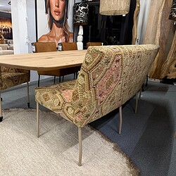 Elegante vintage eetkamertafel met natuurlijke houtlook en tijdloze uitstraling, perfect voor een warme en gezellige eethoek.