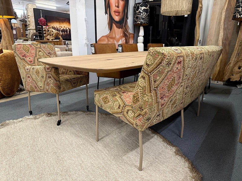 Elegante vintage eetkamertafel met natuurlijke houtlook en tijdloze uitstraling, perfect voor een warme en gezellige eethoek.