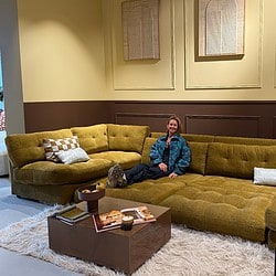 Luxe groene hoekbank van Mokana Meubelen in een stijlvolle showroom.