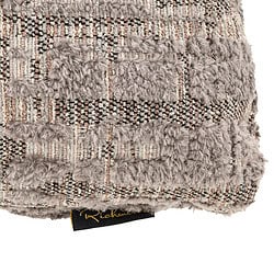 1. Luxe meubelstof met zachte textuur en ingeweven patroon, perfect voor stijlvolle meubelaccesoires en decoraties.