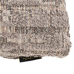 Zachte luxe sierkussen bekleed met textuurrijk geweven tapijt en pluizige chenille details, perfect voor een warme en stijlvolle inrichting.