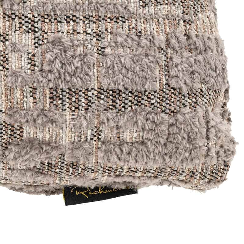 Zachte luxe sierkussen bekleed met textuurrijk geweven tapijt en pluizige chenille details, perfect voor een warme en stijlvolle inrichting.