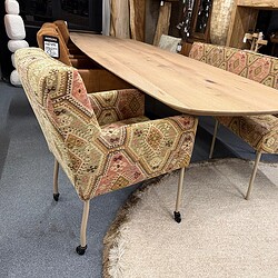 Vintage houten eettafel met kleurrijke stoffen stoelen en bank, perfecte meubels voor een stijlvolle en gezellige eetruimte, Mokana Meubelen.