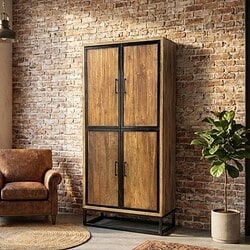 Strakke houten kast met zwart metalen frame, industrieel design voor Eettafel, woonkamer of kantoor, stijlvolle opbergruimte, handvatten, modern en functioneel, Mokana Meubelen.