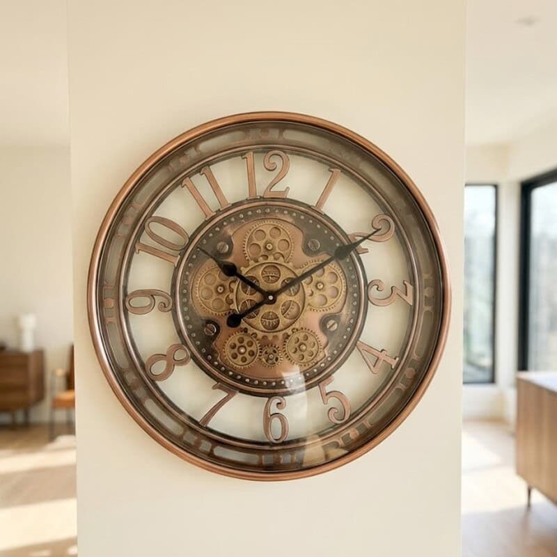 Elegante wandklok met zichtbaar gear in een moderne woonruimte, gemaakt van kwalitatieve materialen en perfect voor een industrieel interieur.
