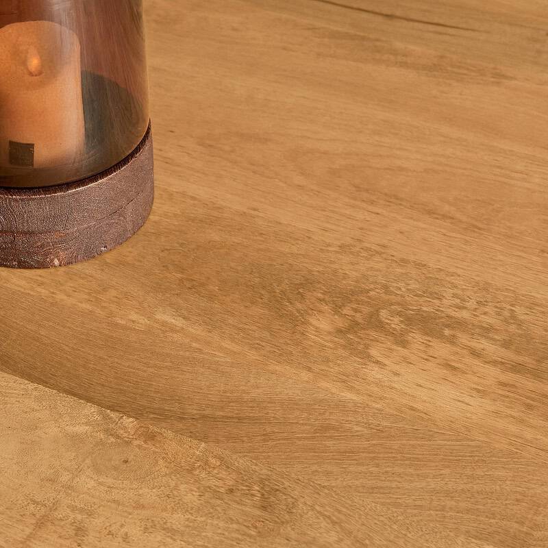 Houten tafel met natuurlijke afwerking en rustieke details, perfect voor moderne en landelijke interieurs, ontworpen door Mokana Meubelen voor stijlvolle en duurzame meubelstukken.