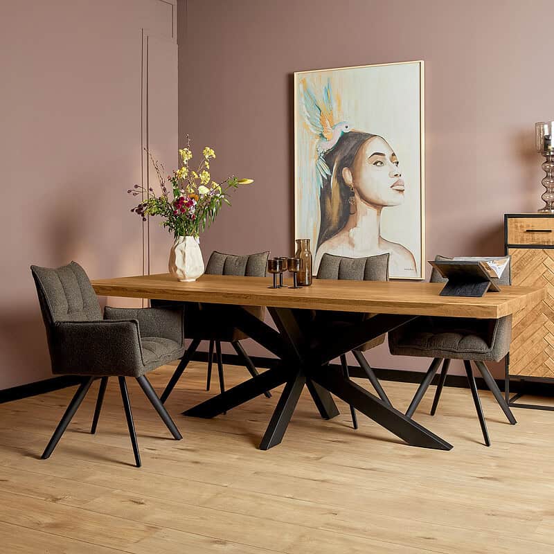 Elegante eikenhouten eettafel met zwart metalen onderstel, omringd door comfortabele gestoffeerde stoelen, perfect voor een stijlvol en gezellig interieur.