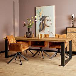 Elegante houten eettafel met metalen onderstel en bijpassende velvet stoelen in een stijlvolle, moderne eetkamer. Perfect voor een warm en luxe interieur.