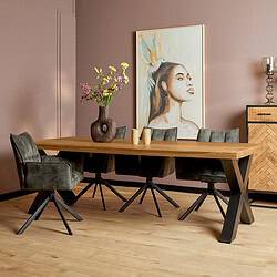 Modern houten eettafel met zwarte metalen pootjes, omringd door comfortabele stoffen eetkamerstoelen in een stijlvolle eetkamer.