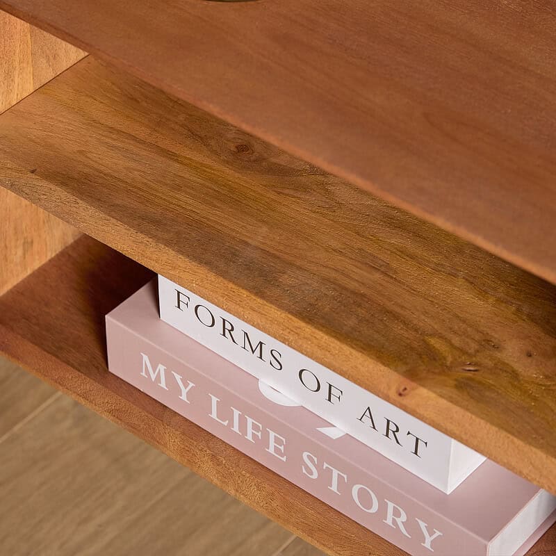 Natuurlijke houten meubel met boeken over kunst en levensstijl, modern design, hoogwaardige afwerking, perfect voor woonkamer of kantoor, duurzame en tijdloze meubelstukken van Mokana Meubelen.