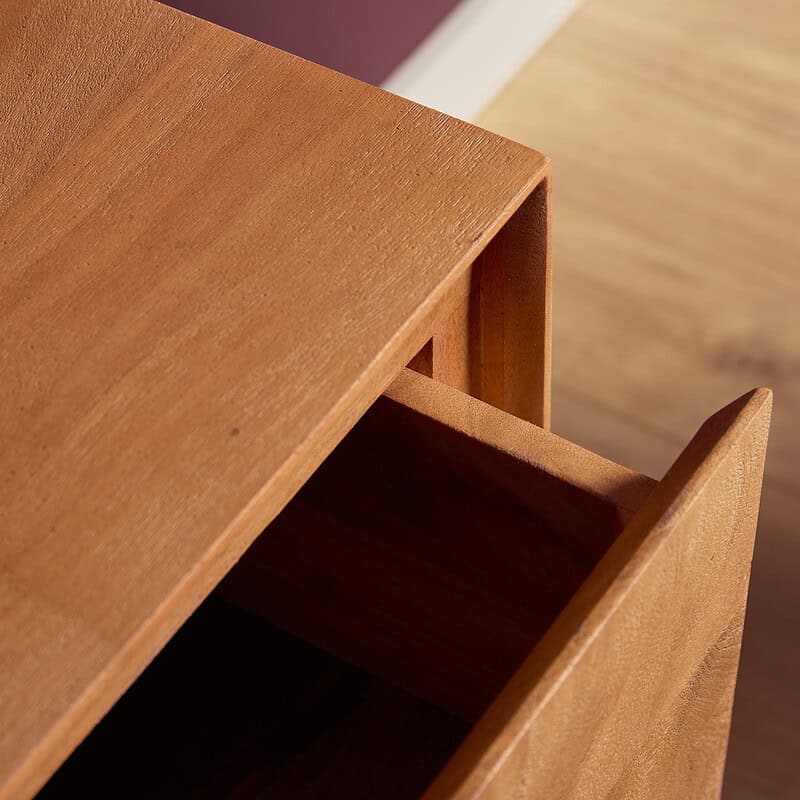 Elegante houten scheidingswand met strakke afwerking, perfect voor op maat gemaakte meubelen en interieur design door Mokana Meubelen.