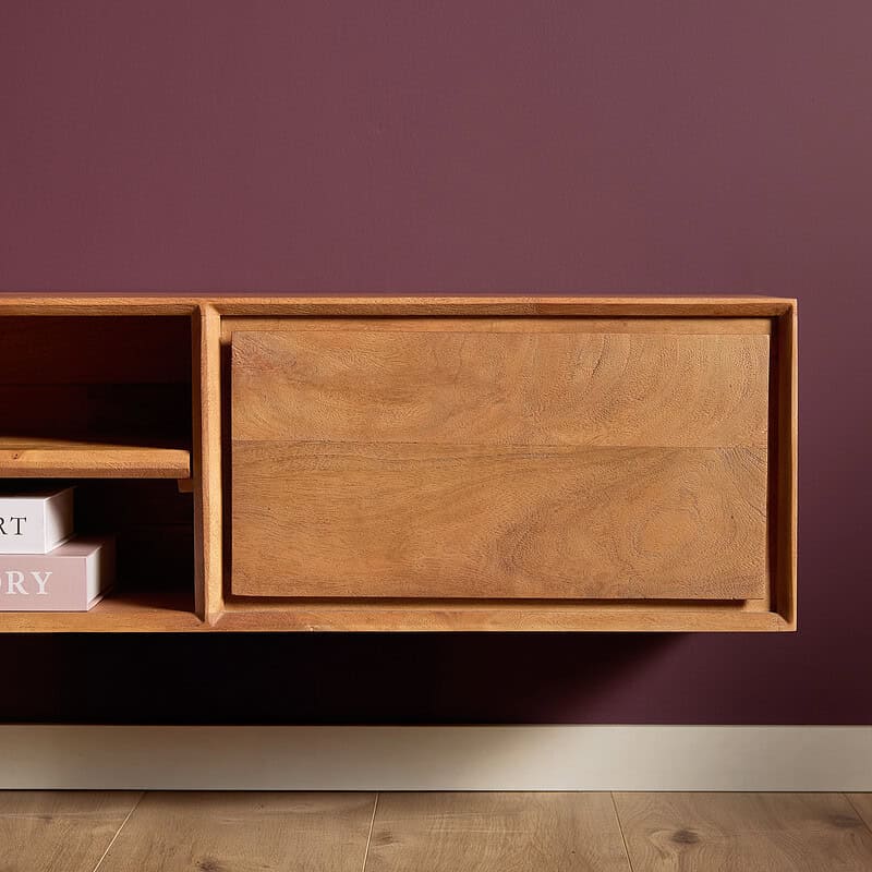 Strakke houten wandkast van Mokana Meubelen, minimalistisch design met opbergruimte, prachtig natuurlijke houtafwerking, ideaal voor moderne interieurstijl.