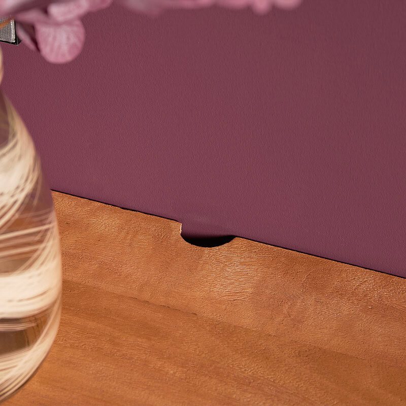 Zachtpaarse meubelstuk met balken en houtstructuur, stijlvolle interieurdecoratie door Mokana Meubelen.