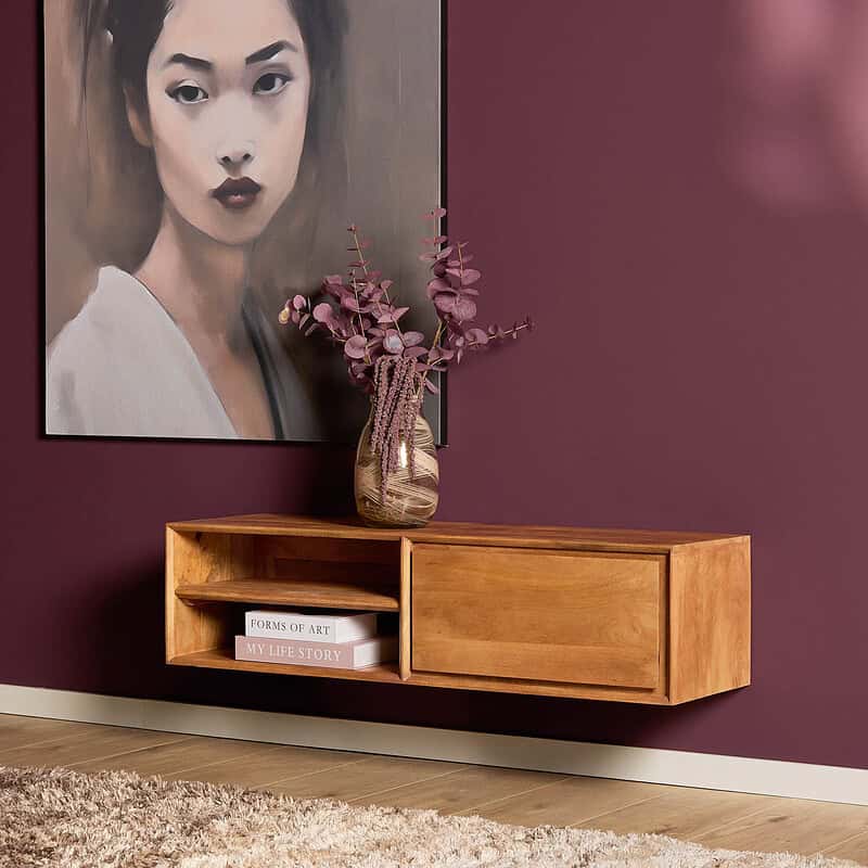 Elegante houten wandmeubel met open en gesloten opbergruimte, perfect voor modern interieur, gecombineerd met een kunstfoto en bloemvaas voor een stijlvolle woonkamer decoratie.