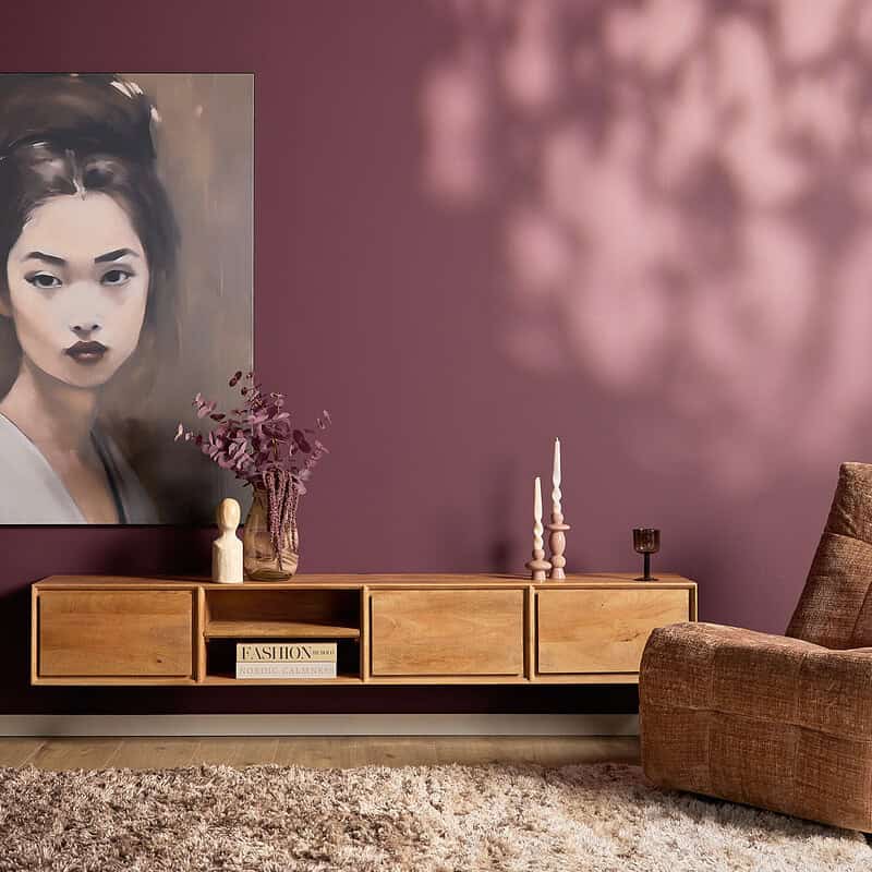 1. Mooie houten salontafel in een modern woonkamer met diepblauwe muur, stijlvolle decoratie en grote kunstwerk voor een gezellige sfeer.
