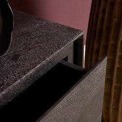 Elegante Mokana meubel met donker eiken afwerking en strak design, ideaal voor een moderne interieurstijl en hoge functionaliteit.