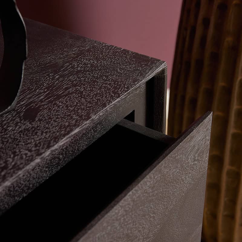 Elegante Mokana meubel met donker eiken afwerking en strak design, ideaal voor een moderne interieurstijl en hoge functionaliteit.