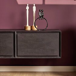 Kwalitatieve houten meubelkast met ornamenten op een paarse muur, geschikt voor modern interieur, gemaakt door Mokana Meubelen.