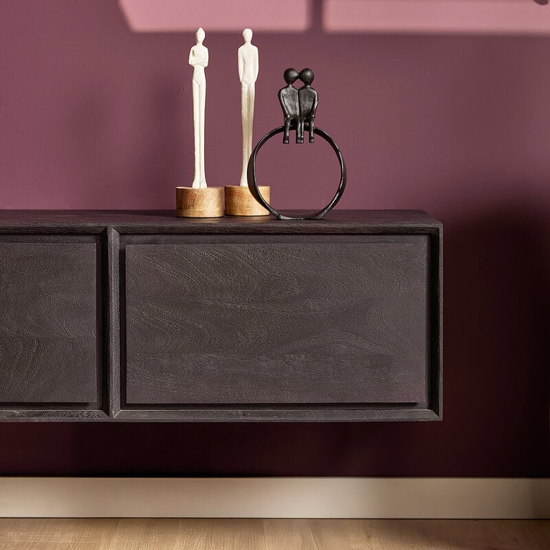 Kwalitatieve houten meubelkast met ornamenten op een paarse muur, geschikt voor modern interieur, gemaakt door Mokana Meubelen.