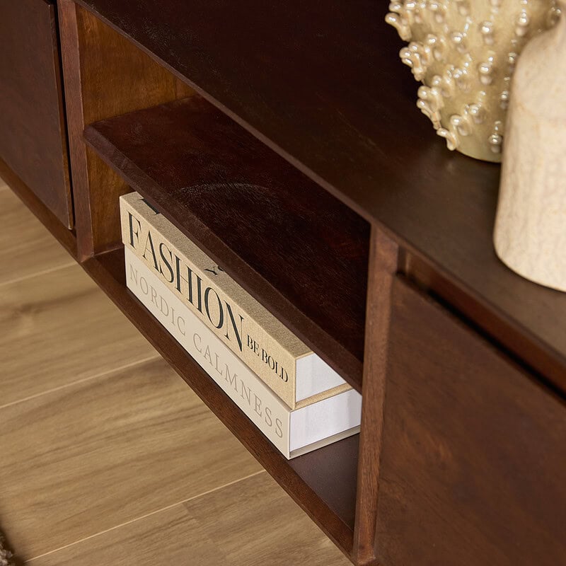 Elegante houten boekenkast van Mokana Meubelen met stoer design, ideaal voor woon- of slaapkamer. Perfect voor stijlvolle opbergruimte en het tonen van decoratie of boeken.