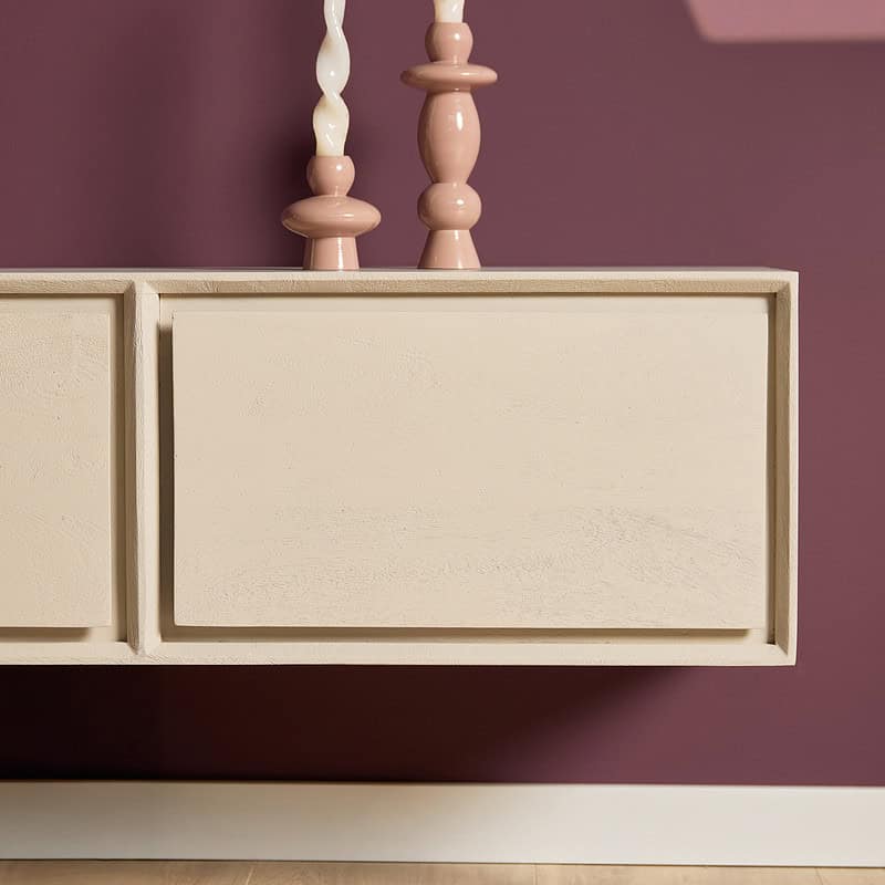 Elegante witte houten kast van Mokana Meubelen op een paarse muur voor een moderne interieurstijl.