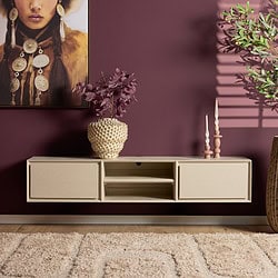 Strakke witte wandmeubel met opbergruimte, modern design, perfect voor woonkamer of slaapkamer, gemaakt van hoogwaardig hout, gecombineerd met decoratieve accessoires voor een stijlvolle uitstraling.