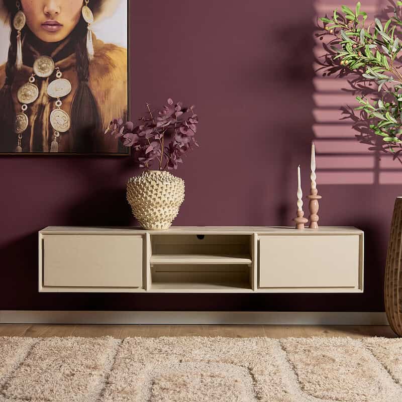 Strakke witte wandmeubel met opbergruimte, modern design, perfect voor woonkamer of slaapkamer, gemaakt van hoogwaardig hout, gecombineerd met decoratieve accessoires voor een stijlvolle uitstraling.