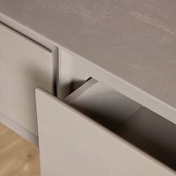 Elegante witte houten lade met soft-close systeem, onderdeel van luxe Mokana meubelen voor een strakke en moderne uitstraling.