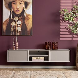 Elegante, moderne witte wandmeubel met opbergruimte, decoratieve accessoires en een grote kunstafdruk aan een warmpaarse muur voor stijlvolle woondecoratie.