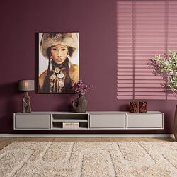 Elegante witte wandmeubel van Mokana meubels met strak design en opbergruimte, geschikt voor moderne interieurs, gecombineerd met stoer accessoire en kunstwerk.