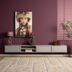 Elegante gestileerde witte muurconsole met decoratieve accessoires en kunstwerk, perfect voor modern interieur design - Mokana Meubelen.