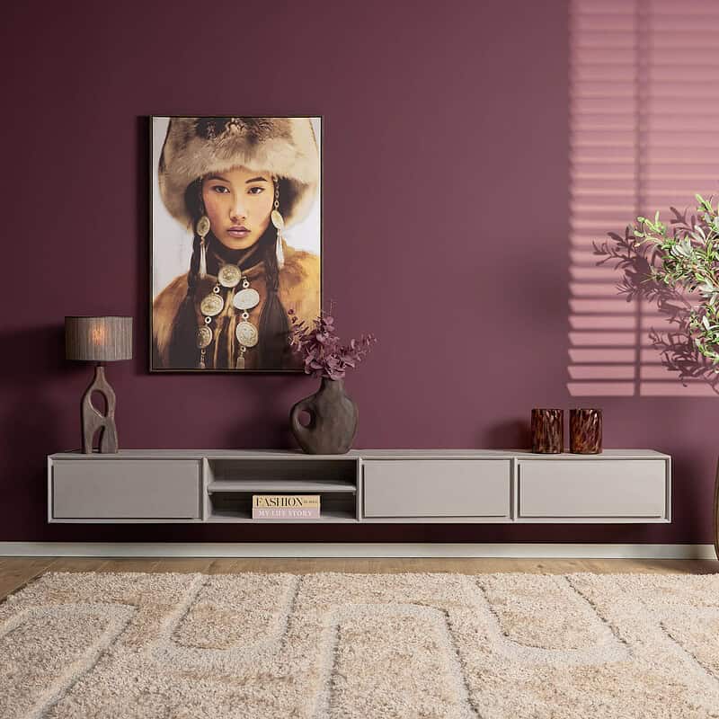 Elegante gestileerde witte muurconsole met decoratieve accessoires en kunstwerk, perfect voor modern interieur design - Mokana Meubelen.