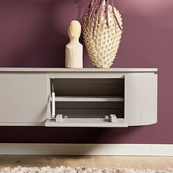Elegante muurbeugel kast in crème kleur met witte accessoires, geschikt voor modern interieur en wanddecoratie.