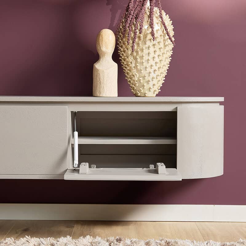 Elegante muurbeugel kast in crème kleur met witte accessoires, geschikt voor modern interieur en wanddecoratie.